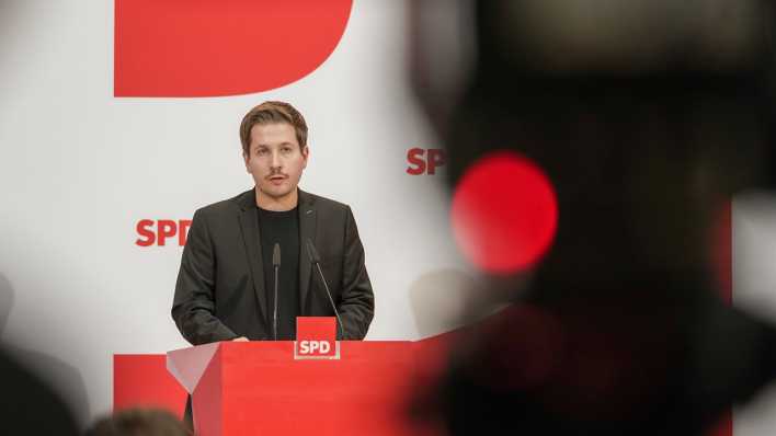 SPD-Generalsekretär Kevin Kühnert spricht bei einer Pressekonferenz (Bild: picture alliance / Fotostand)