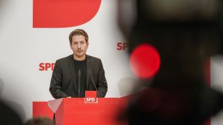 SPD-Generalsekretär Kevin Kühnert spricht bei einer Pressekonferenz (Bild: picture alliance / Fotostand)