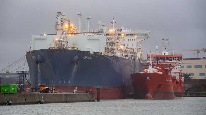 Der LNG-Shuttle-Tanker "Coral Furcata" liegt im Industriehafen Lubmin am LNG-Terminal "Neptune".