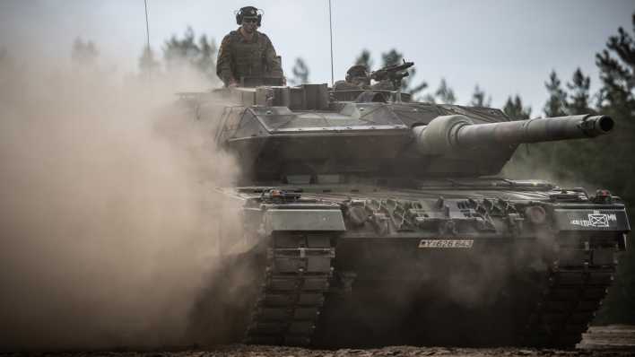 Ein Soldat fährt einen Leopard-2-Panzer der Bundeswehr.