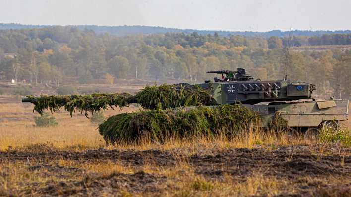 Archivbild: Ein Kampfpanzer Leopard 2 nimmt an der Ausbildungs- und Lehrübung des Heeres teil. (Bild: dpa)