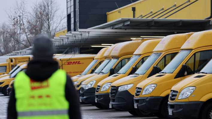 Am Zustellstützpunkt der Deutschen Post DHL am Hauptbahnhof haben sich die Mitarbeiter zum Warnstreik eingefunden