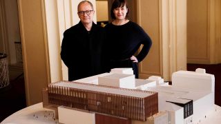 ARCHIV, April 2022: Philip Bröking und Susanne Moser, Intendanzduo der Komischen Oper Berlin, stehen hinter einem Modell zum Umbau des Hauses (Bild: picture alliance/dpa)