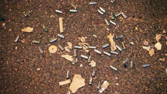 Leere Patronen aus einer Schreckschusswaffe liegen als Überreste vom Silvesterfeuerwerk noch an einer Straße.