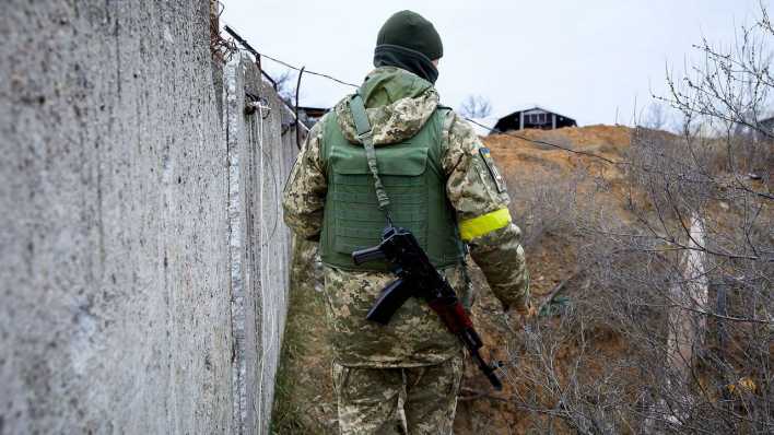 Cherson: Ein ukrainischer Soldat sieht sich auf dem Flughafen von Cherson um