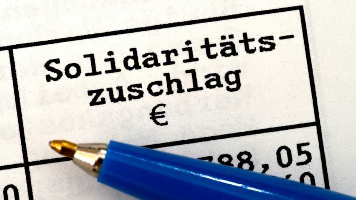 Symbolbild Solidaritaetszuschlag: Ein Kugelschreiber liegt auf einem Steuerbescheid. (Quelle: Picture Alliance)