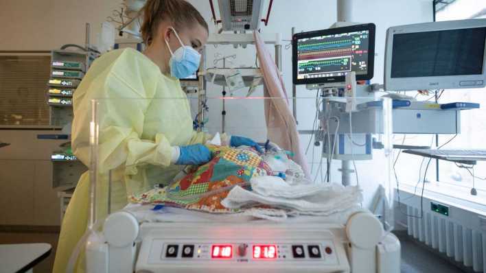 Eine Intensivpflegerin versorgt auf der Kinder-Intensivstation des Olgahospitals des Klinkums Stuttgart einen am Respiratorischen Synzytial-Virus (RS-Virus oder RSV) erkrankten Patienten, der beatmet wird (Bild: picture alliance/dpa)