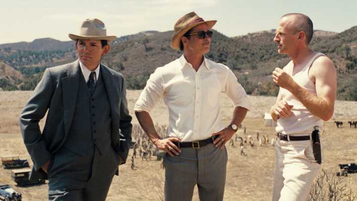 Lukas Haas (l-r) als George Munn, Brad Pitt als Jack Conrad und Spike Jonze als Otto Von Strassberger in einer Szene des Films "Babylon - Rausch der Ekstase"