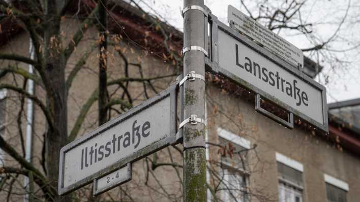 Blick auf die Straßenschilder an der Ecke Iltisstraße / Lansstraße in Berlin-Dahlem (Bild: picture alliance/dpa/FU Pressestelle)