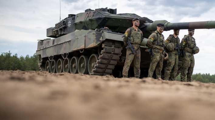 Ein Leopard 2 Panzer der Bundeswehr der der NATO Enhanced Forward Presence Battle Group