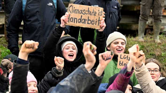 Umweltaktivistin Luisa Neubauer (M) protestiert während einer Demonstration gegen den Kohleabbau bei der Räumung im von Klimaaktivisten besetzten Braunkohleort Lützerath. (Bild: dpa)