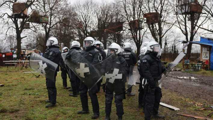 Polizisten rücken in den von Klimaaktivisten besetzten Braunkohleort Lützerath vor (Bild: picture alliance/ dpa)