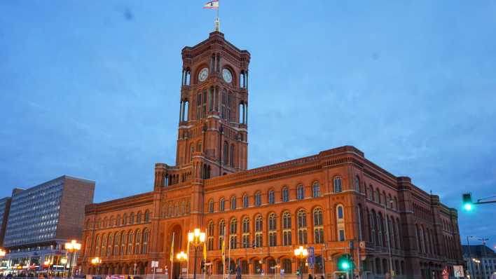 Blick auf das Rote Rathaus zur Blauen Stunde.