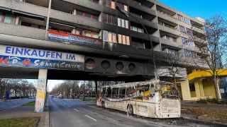 Berlin, in der Sonnenallee im Berliner Stadtteil Neukölln steht an der Überbauung das Wrack des Buses, der in der Silvesternacht 2022 ausgebrannt ist (Bild: picture alliance / SULUPRESS.DE)