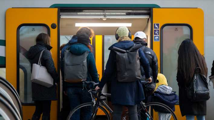 Fahrgäste steigen in eine Regionalbahn ein. (Quelle: Picture Alliance)