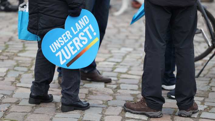 Transparente mit der Aufschrift "Unser Land zuerst" werden in Berlin bei einer Wahlkampfveranstaltung der AfD vor dem Schloss Charlottenburg gezeigt.