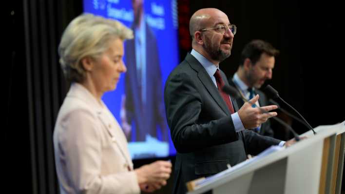 Ursula Von Der Leyen und Charles Michel bei einer Pressekonfernz nach dem EU-Gipfel
