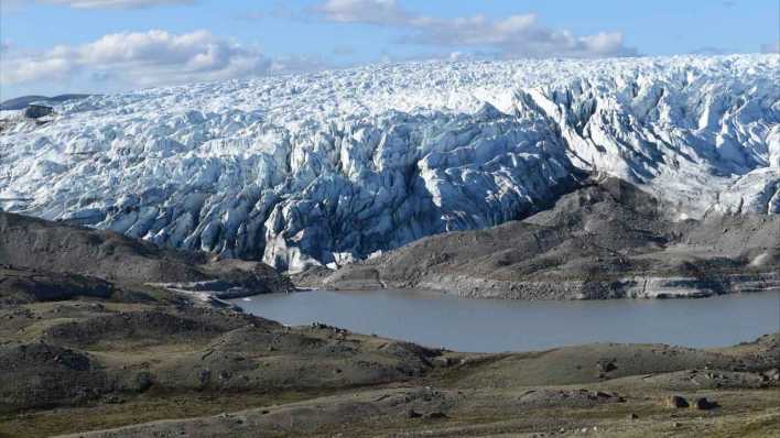 ARCHIV, 2020: abgeschmolzenen Teil einer Eisschicht. Rund 600 Milliarden Tonnen hat der Eisschild auf Grönland im Jahr 2019 verloren (Bild: picture alliance/dpa/Earth Institute)