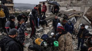 Syrische Zivilisten und Mitglieder der Weißhelme arbeiten an der Rettung von Menschen nach dem schweren Erdbeben.