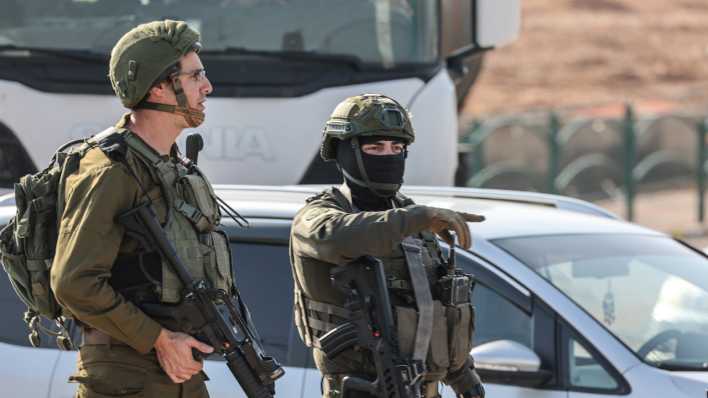 Israelische Sicherheitskräfte nach einem Anschlag. (Quelle: Picture Alliance)
