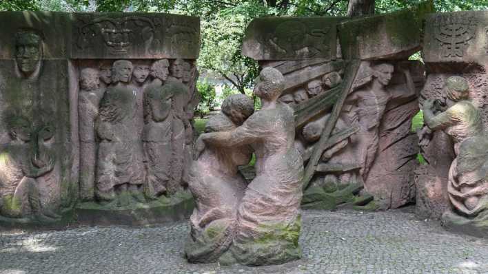 Denkmal " Frauenprotest 1943" zur Erinnerung an die mutigen und verzweifelten Frauen und Kinder, die 1943 in der Rosenstraße in Berlin tagelang gegen die Inhaftierung ihrer jüdischen Ehemänner und Väter protestierten