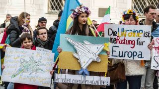 Demonstrantinnen und Demonstranten fordern im Rahmen der Münchner Sicherheitskonferenz mehr militärische Unterstützung für die Ukraine.