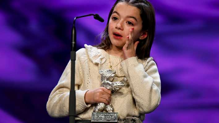 Die achtjährige Sofía Otero nimmt den Schauspielpreis der Berlinale entgegen. (Quelle: Picture Alliance)