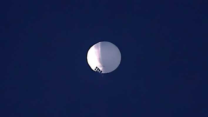 Der chinesische Ballon mit Überwachungstechnik schwebt über Territorium der USA. (Quelle: picture alliance/dpa/The Billings Gazette/AP | Larry Mayer)