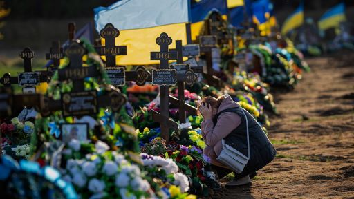 Eine Frau trauert in der südukrainischen Stadt Mykolajiw am Grab ihres Sohnes, der durch russische Bombenangriffe starb.
