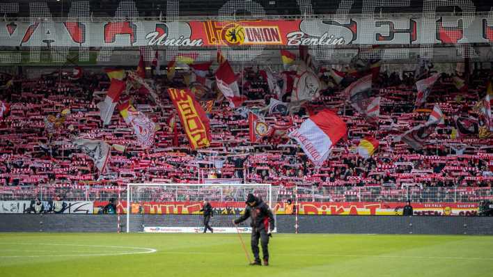 Fans von Union Berlin feuern ihr Team an.
