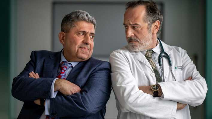 Der Schauspieler Merab Ninidze (r) und Dr. Amin Ballouz stehen am Set der ZDF-Serie «Doktor Ballouz».