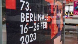 Eine Werbetafel am Potsdamer Platz weist auf die 73. Berlinale hin, die vom 16. bis 26. Februar 2023 in Berlin stattfindet.