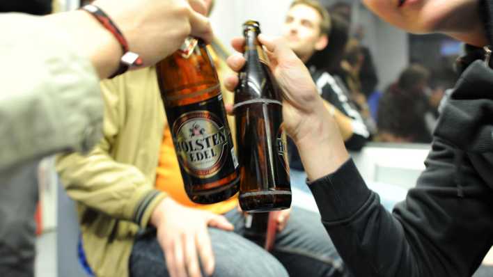 Jugendliche mit Bier in der Bahn