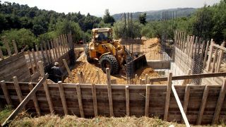 Bau eines Fundaments für ein erdbebensicheres Haus mit Stahl und Beton in Griechenland. (Bild: picture alliance/ imageBROKER)