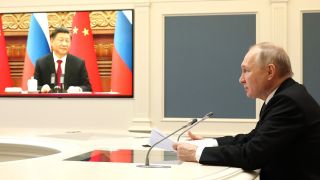 Wladimir Putin und Xi Jinping sprechen bei einer Videokonferenz miteinander.