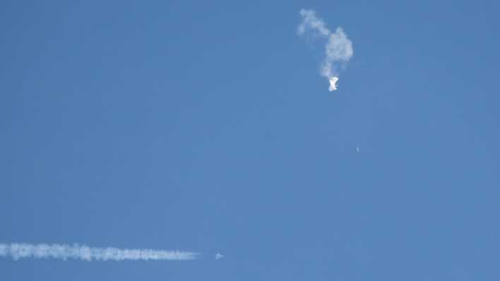 Der mutmaßliche chinesische Spionageballon ist am Himmel zu sehen, wie er gerade abgeschossen wurde.