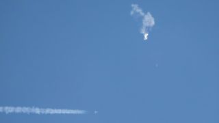 Der mutmaßliche chinesische Spionageballon ist am Himmel zu sehen, wie er gerade abgeschossen wurde.