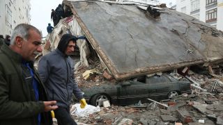Menschen suchen nach Überlebenden nach dem Erdbeben in der Türkei.