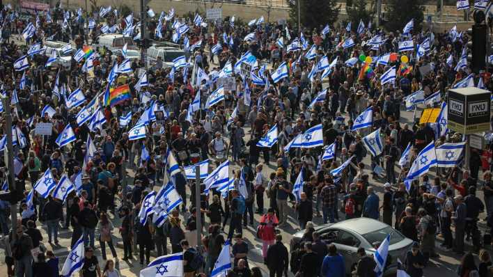Israelische Demonstranten protestieren gegen eine Justizreform