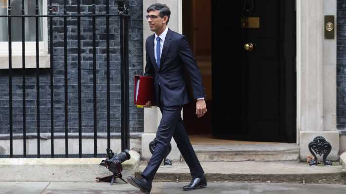 Rishi Sunak verlässt die 10 Downing Street.
