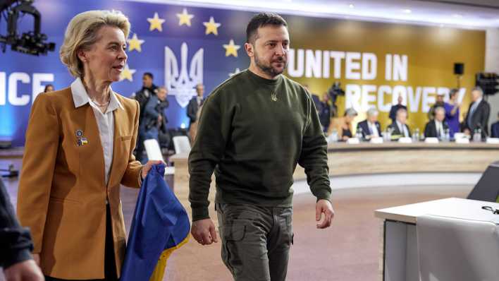 EU-Kommissionspräsidentin von der Leyen und der ukrainische Präsident Selenskyj in Kiew. (Quelle: imago)