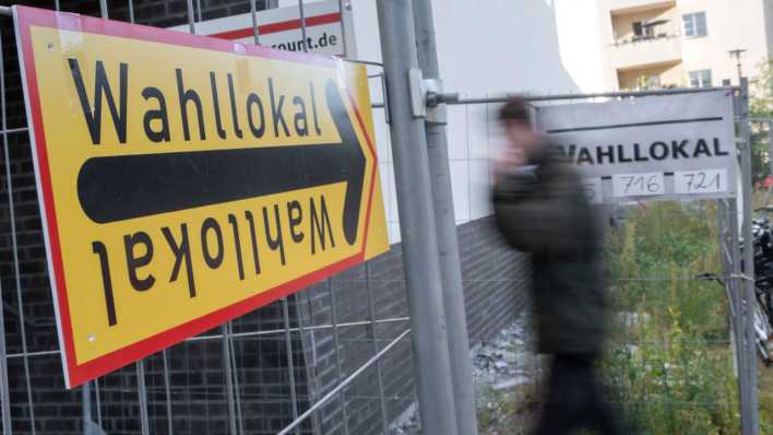 Wähler auf dem Weg zur Stimmabgabe anlässlich der Wahl zum Berliner Abgeordnetenhaus
