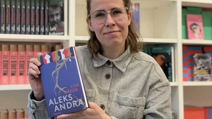 Lisa Weeda hält ihren neuesten Roman "Aleksandra"_foto: rbb/Stephan Ozsváth
