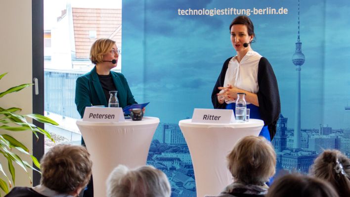 Journalistin Lena Petersen und Scenologin Franziska Ritter im Gespraech