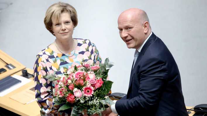 Cornelia Seibeld, neugewählte Parlamentspräsidentin im Berliner Abgeordnetenhaus, steht mit Blumen neben Kai Wegner.