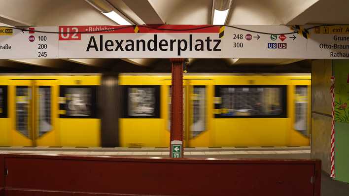 Eine abfahrende U2 am frühen Morgen am U-Bahnhof Alexanderplatz.