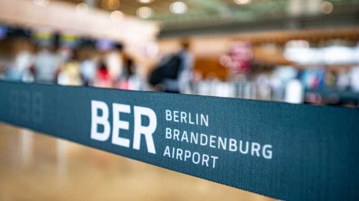 Symbolbild: Absperrband in der Haupthalle des Flughafen Berlin Brandenburg (BER)