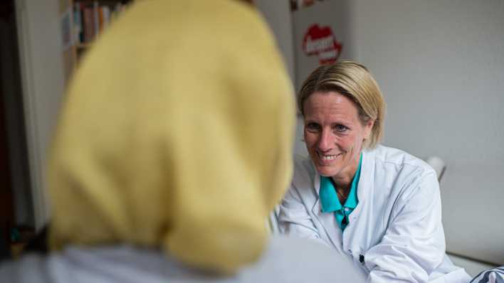 Oberärztin Cornelia Strunz spricht mit einer Patientin in ihrem Büro im Krankenhaus Waldfriede in Berlin.