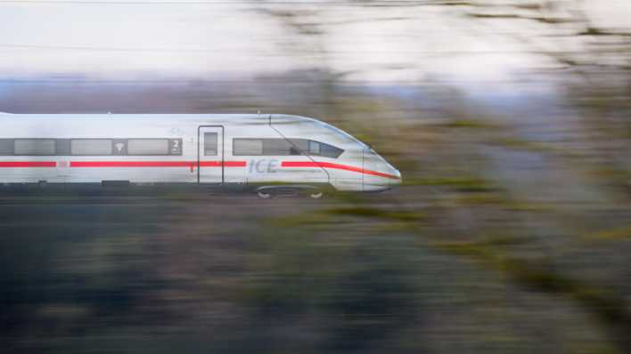 Ein ICE der Deutschen Bahn fährt über eine Bahn-Trasse in der Region Hannover. (Quelle: Picture Alliance)