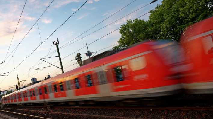 Symbolbild Deutschlandticket: Eine S-Bahn fährt